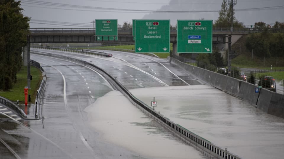 Das Wasser wurde zum Teil auf die Autobahn umgeleitet.