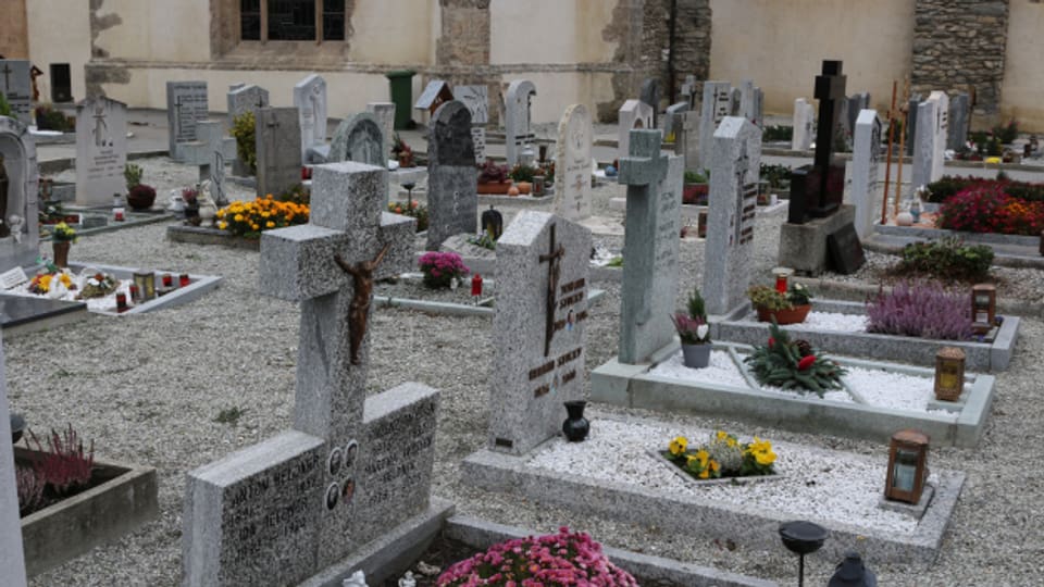 An Allerheiligen hat ein Besuch auf dem Friedhof für viele Katholikinnen und Katholiken Tradition.