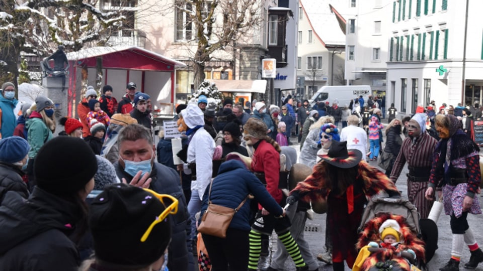 Trotz Corona: Über 1000 Menschen feiern in Einsiedeln Fasnacht.