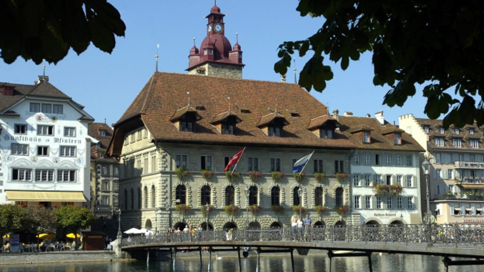 Luzerner Rathaus: Das Stadtparlamemt ermöglicht eine höhere Verschuldung.