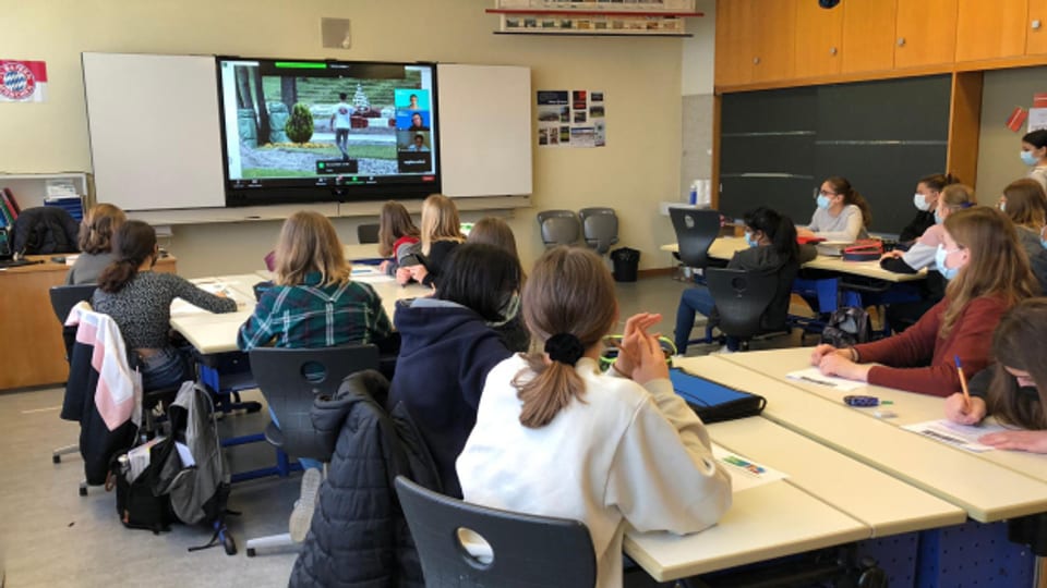 Eine Schulklasse aus Stans informiert sich digital über die Berufsoptionen.