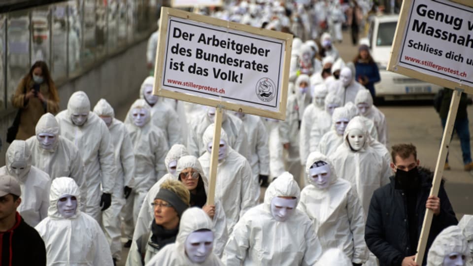 An einer Demonstration in Liestal hielten sich die Teilnehmenden nicht an die Schutz-Massnahmen.