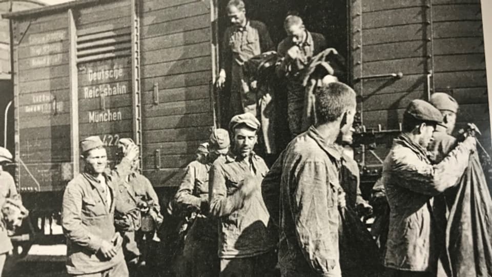 Russische Kriegsgefangene auf dem Weg in die Ungewissheit.