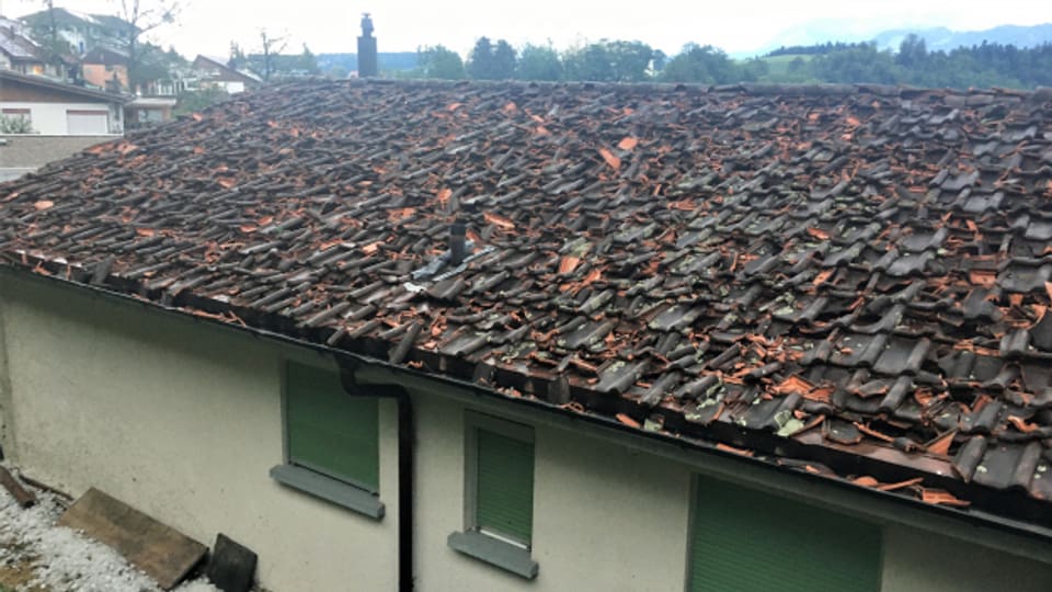 In Wolhusen hat der Hagel zahlreiche Hausdächer zerstört.
