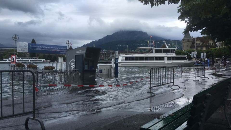 Der Pegelstand ist sehr hoch am Schweizerhofquai in Luzern