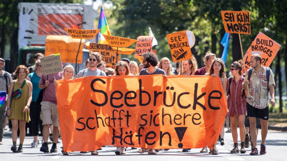  Mit Plakaten demonstrieren Menschen in Köln für die Seenotrettung.