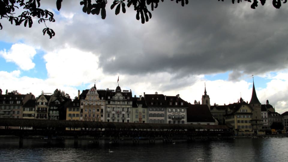 Nach Ansicht des Luzerner Stadtrats stehen dunkle Wolken am Finanzhimmel.