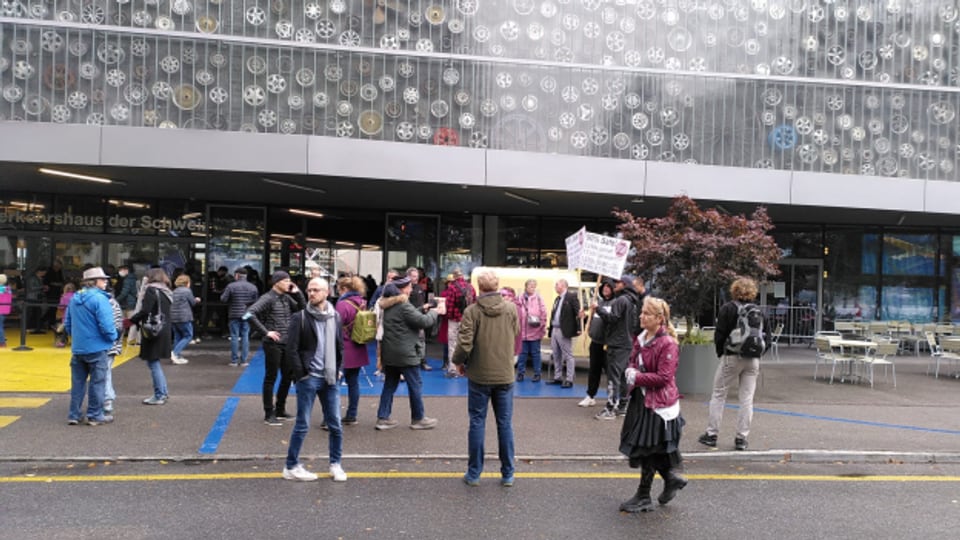 Massnahmenkritiker demonstrieren vor dem Verkehrshaus.