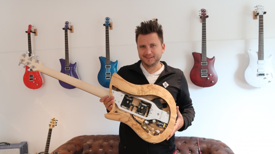 Luzerner Gitarren für Rockstars: Gitarrenbauer Silvan Küng mit seinem Relish-Wunderwerk.