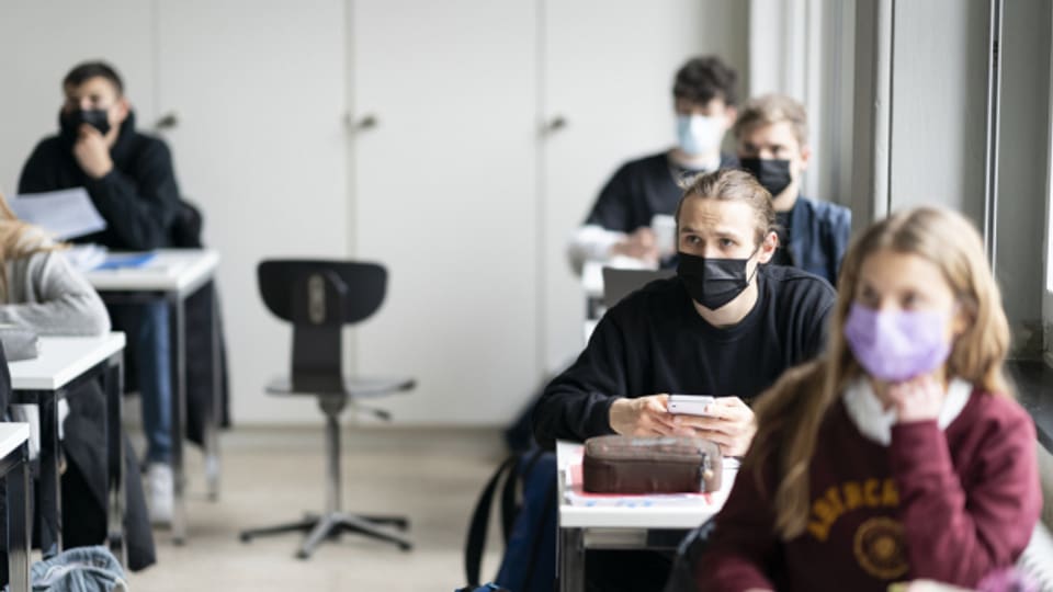 Auch an der Oberstufe in Obwalden gilt nun die Maskenpflicht.