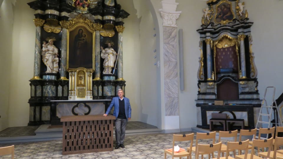 Pius Bernet, Geschäftsführer der SSBL, steht am Altar der frisch renovierten Klosterkirche Rathausen