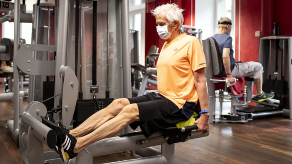In Zuger und Schwyzer Fitnesscenter muss wieder mit Maske trainiert werden.