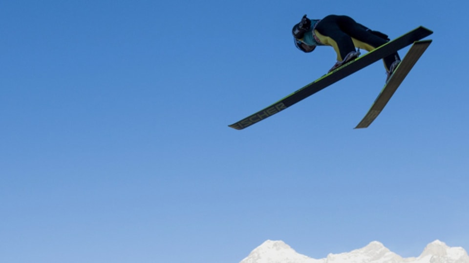 Athleten auf der Engelberger Schanze und tausende von Zuschauern: Trotz Corona soll der Skisprung-Weltcup stattfinden.