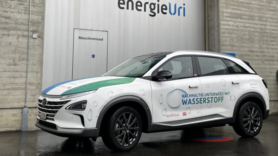 Leise und umweltfreundlich: Wasserstoffbetriebenes Auto vor dem Kraftwerk in Bürglen.