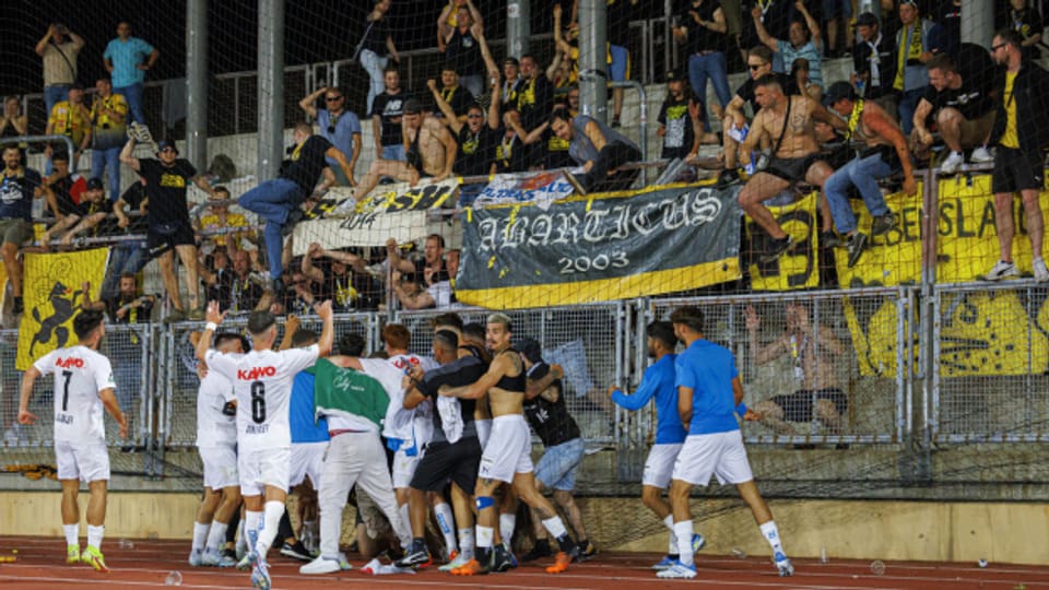 Die Spieler des FC Schaffhausen feiern mit ihren Fans den Einzug in die Barrage.