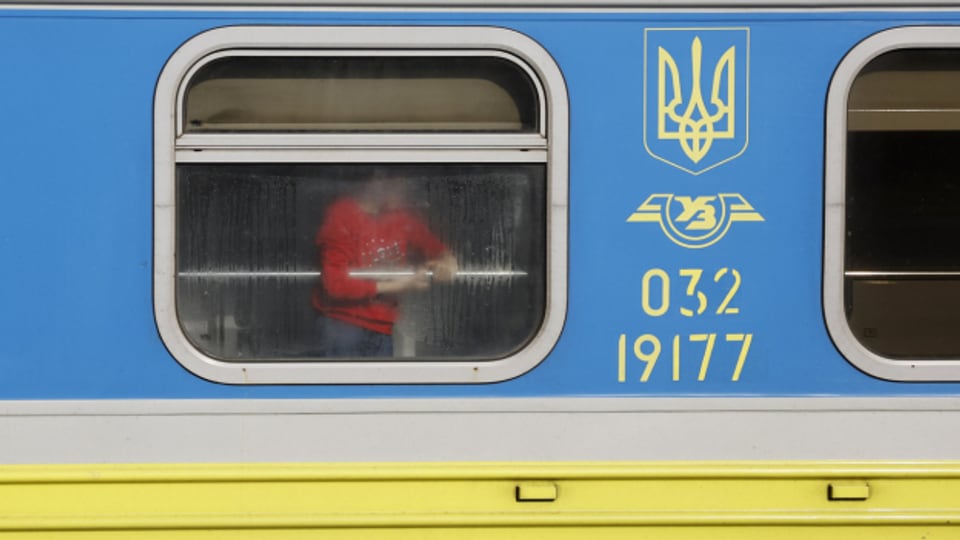 Geflüchteter Knabe in einem ukrainischen Zug.