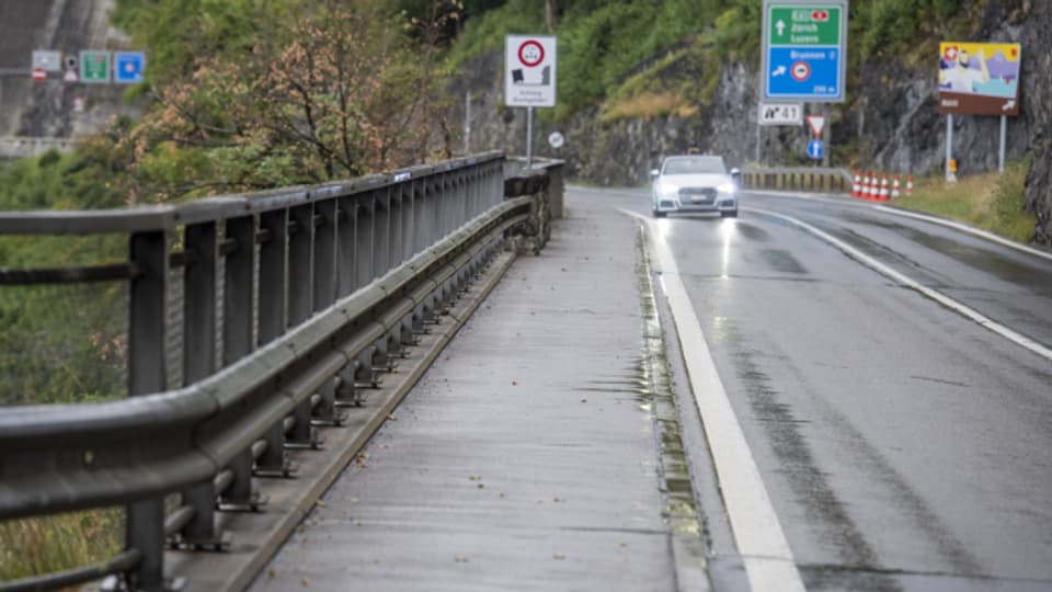 Bis zu 16'000 Fahrzeuge befahren die bestehende Axenstrasse zwischen Brunnen SZ und Flüelen UR an Spitzentagen.