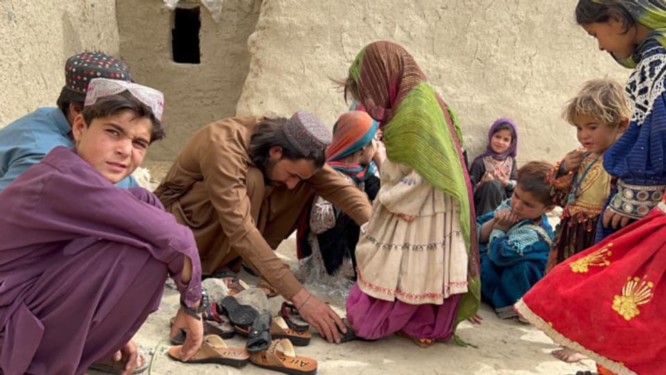 Eigene Schuhe! Sohail Khan reiste mit Hilfsgütern nach Afghanistan.
