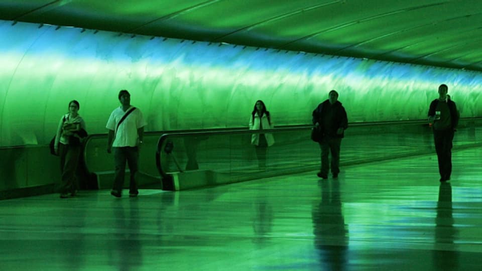 Wie in einem Flughafen könnten in Luzern Tourist:innen mit einem Rollband befördert werden.