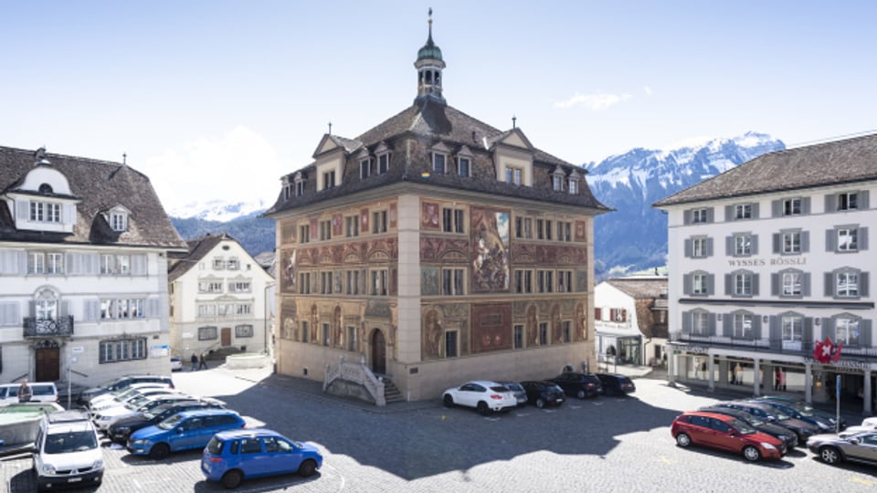 Das Rathaus in Schwyz: Gewöhnlich ist der Frauenanteil hier klein - morgen ist das anders.