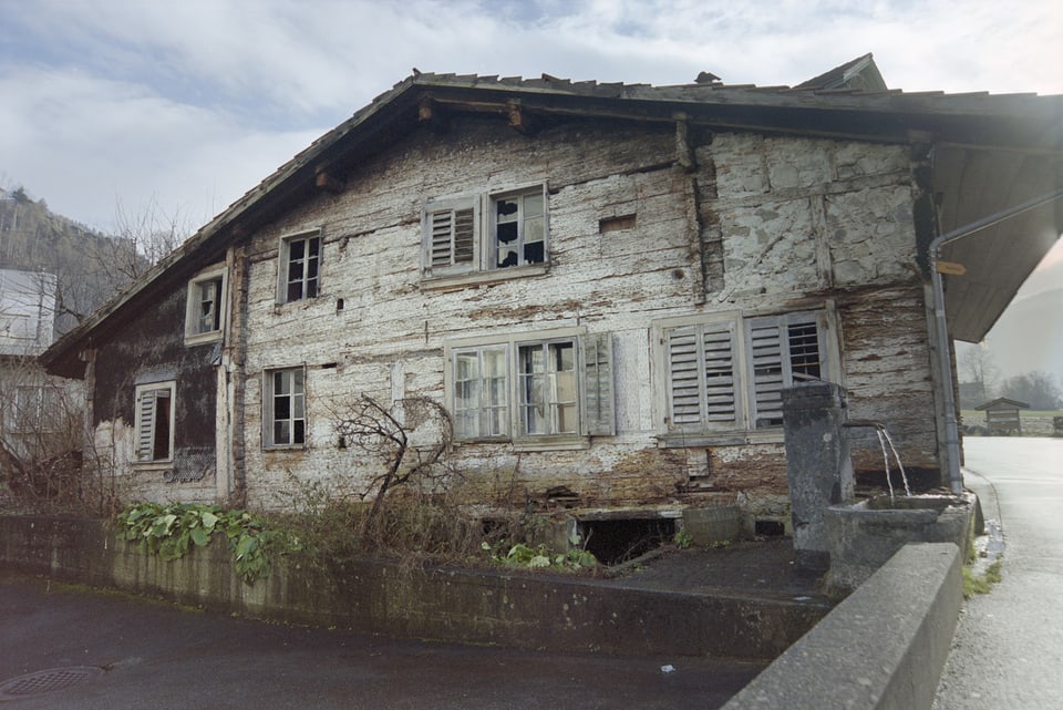 Das Haus Nideröst stand ursprünglich in Schwyz und musste 2001 einem Neubau Platz machen.