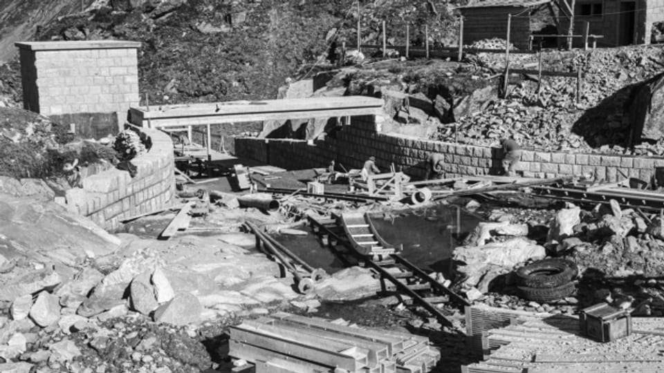 Historische Aufnahmen aus dem Kanton Uri, wie hier beim Bau des Gotthard Eisenbahntunnels 1957, sind gesucht.
