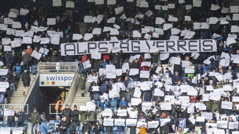 Die Fans protestieren dagegen, dass Bernhard Alpstaeg die Unterschrift nicht gibt.