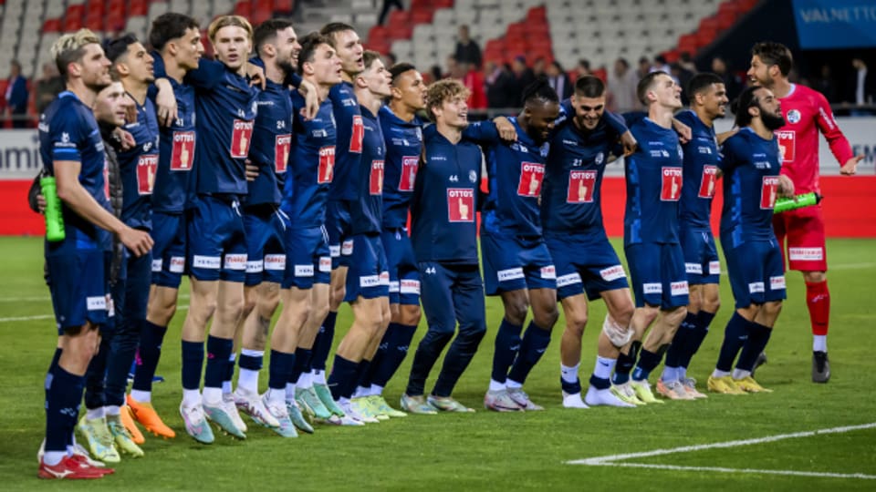 Die Spieler des FC Luzern lassen sich nach dem Sieg in Sitten von den mitgereisten Fans feiern.