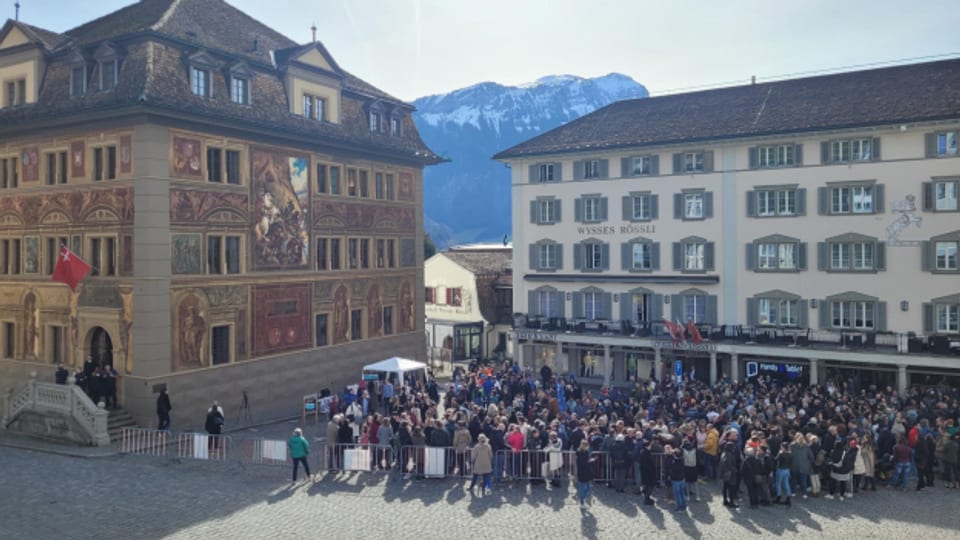 Lehrpersonen demonstrieren in Schwyz: "Uns steht das Wasser bis zum Hals!"