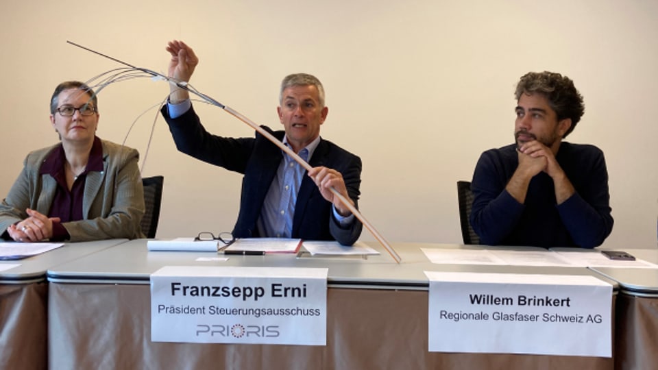 Prioris-Präsident Franzsepp Erni präsentiert ein Glasfaserkabel, wie es in 15 Luzerner Landgemeinden verlegt werden soll.