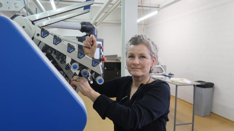 Forscherin Tina Moor arbeitet an einer Maschine im Spinn Lab.