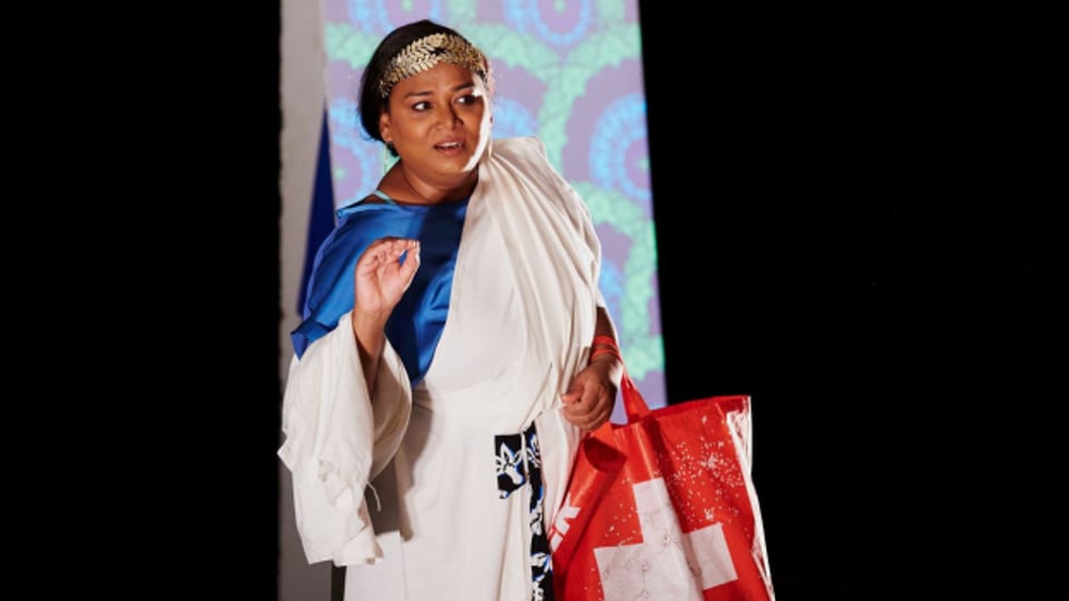 Von Indien ins Schweizer Asylzentrum und von da auf die Theaterbühne: Living Smile Vidya beschreibt im Stück ihr Leben.