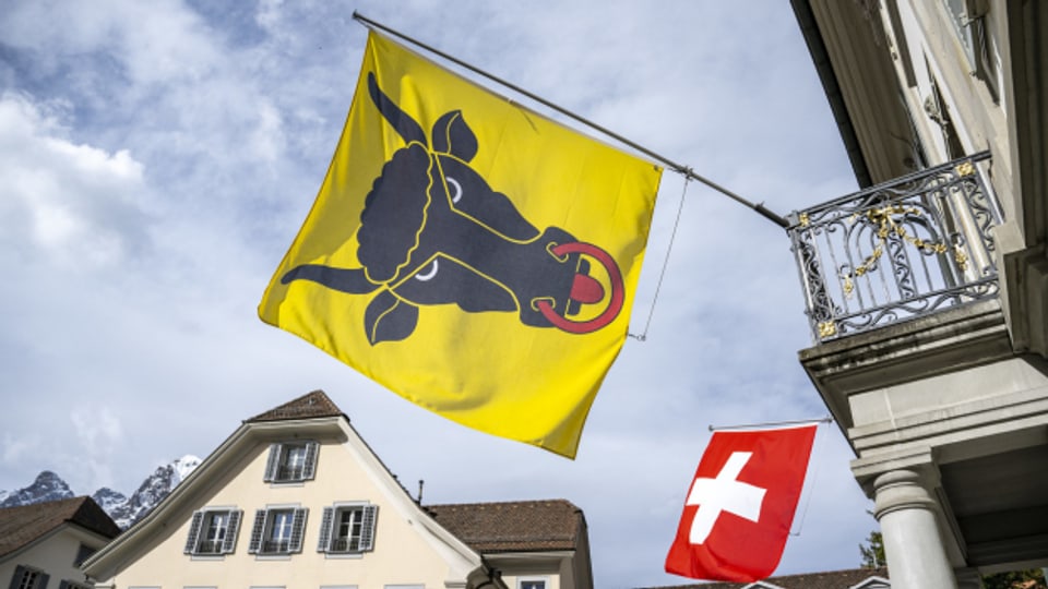 Noch ist nicht klar, für wen die Urner Fahne am Rathaus in Altdorf künftig wehen wird.