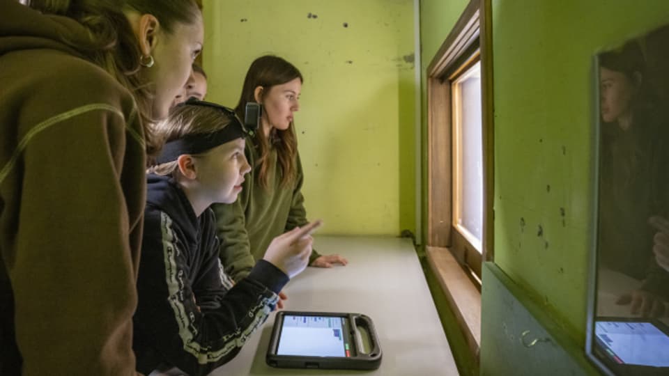 Schülerinnen lösen eine Aufgabe im Escape Room in der Zivilschutzanlage Sonnenberg in der Stadt Luzern.