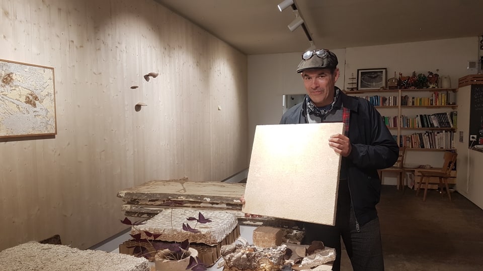 Pilzforscher Patrik Mürner mit einer Bodenplatte, die er mithilfe von Pilzen hergestellt hat.