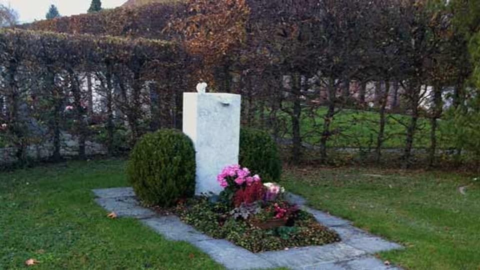 Das Grab von Willi Ritschard in Luterbach.