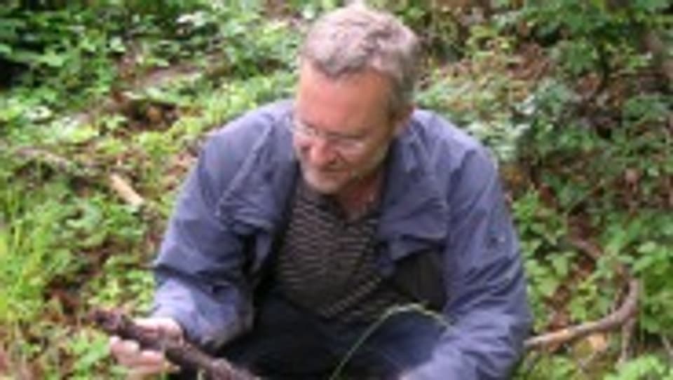Pilzforscher Simon Egli von der WSL untersucht den Boden im Pilzreservat La Chanéaz FR.