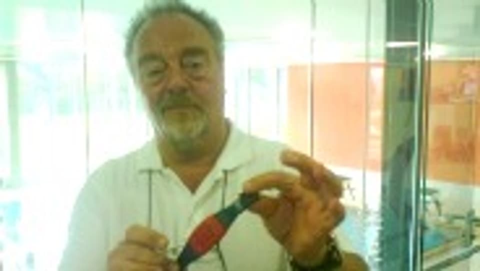 Bademeister Robert Kühne präsentiert die lebensrettende «Uhr» im Hallenbad in Speicher AR.