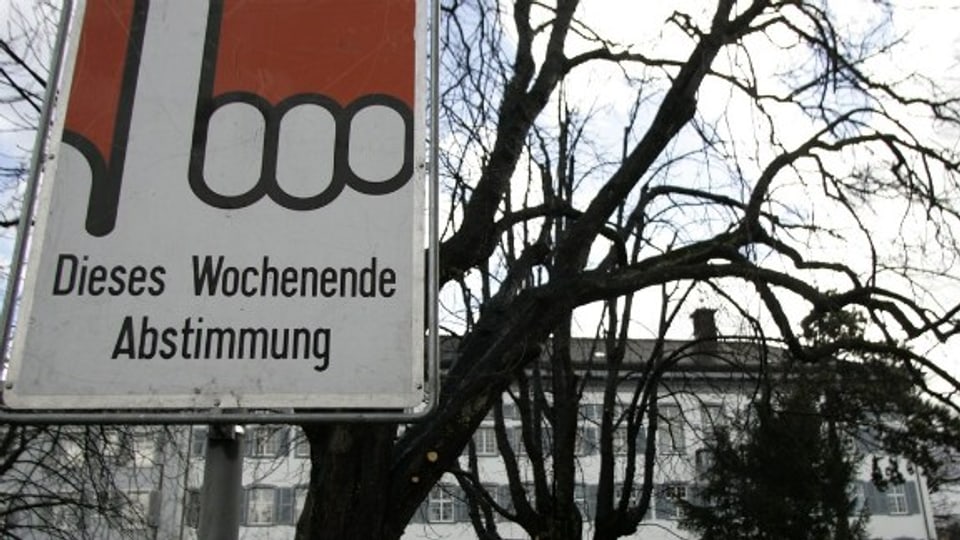 Abstimmungsplakat vor dem Regierungsgebäude in Liestal. Am 17. Juni blüht den Baselbietern ein veritabler Abstimmungsmarathon.