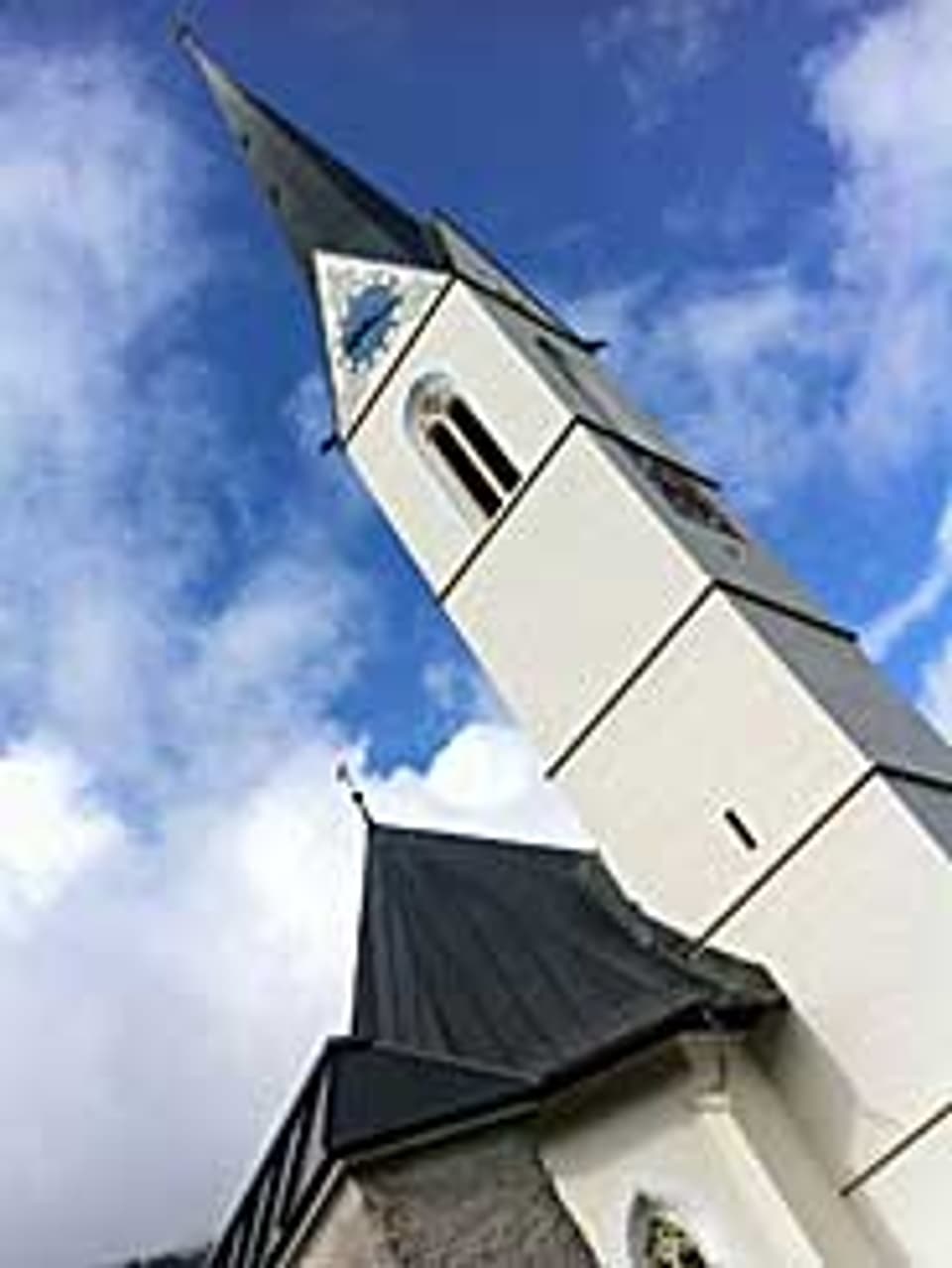 Sie zeigt rund um die Uhr jede Viertelstunde an: Die Kirche in Küblis GR.