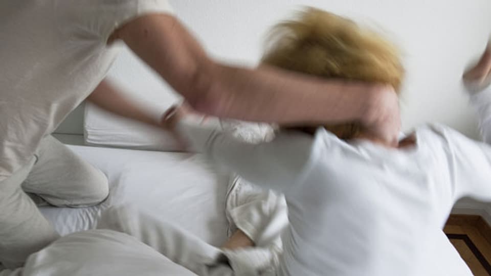 Ein Mann schlägt seine Frau: Der Kanton Zürich setzt ein neues System gegen häusliche Gewalt ein.