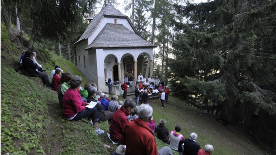 Die Bewohner von Fiesch und Fieschertal hören den religiösen Gesängen des Fieschertaler Chors zu, bei der Kapelle «Notre-Dame» in Fiesch.