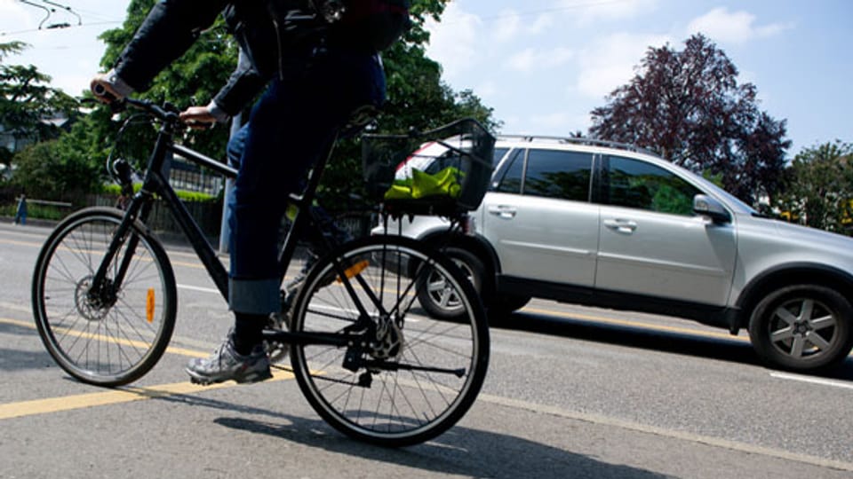 Ein Fahrradfahrer unterwegs in Zürich