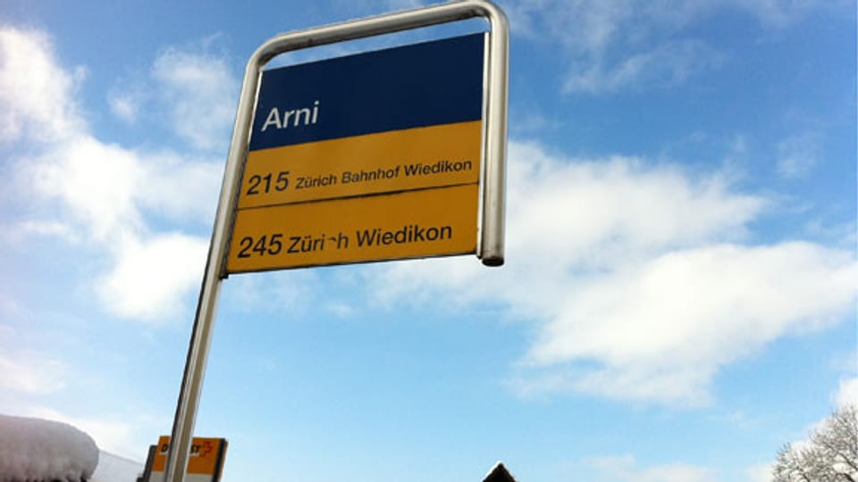 Die Postautohaltestelle Arni im kleinsten ÖV-Netz der Schweiz