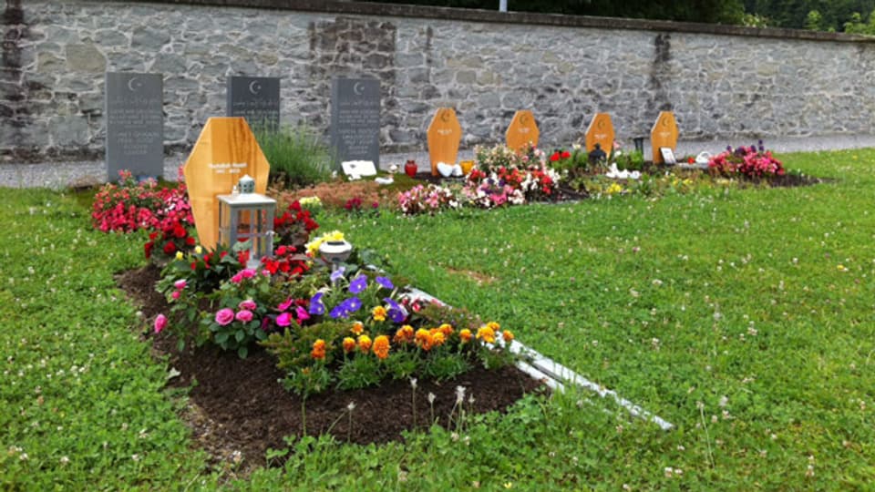 Gräber von Erwachsenen auf dem muslimischen Grabfeld in Luzern.