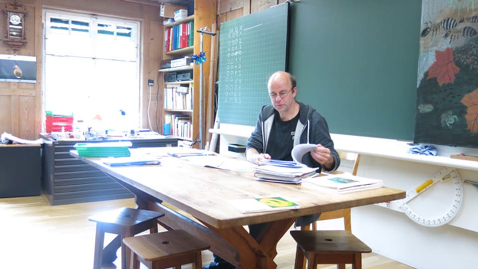 Die Schule Lindental/BE: Lehrer André Schibli bei der Vorbereitung