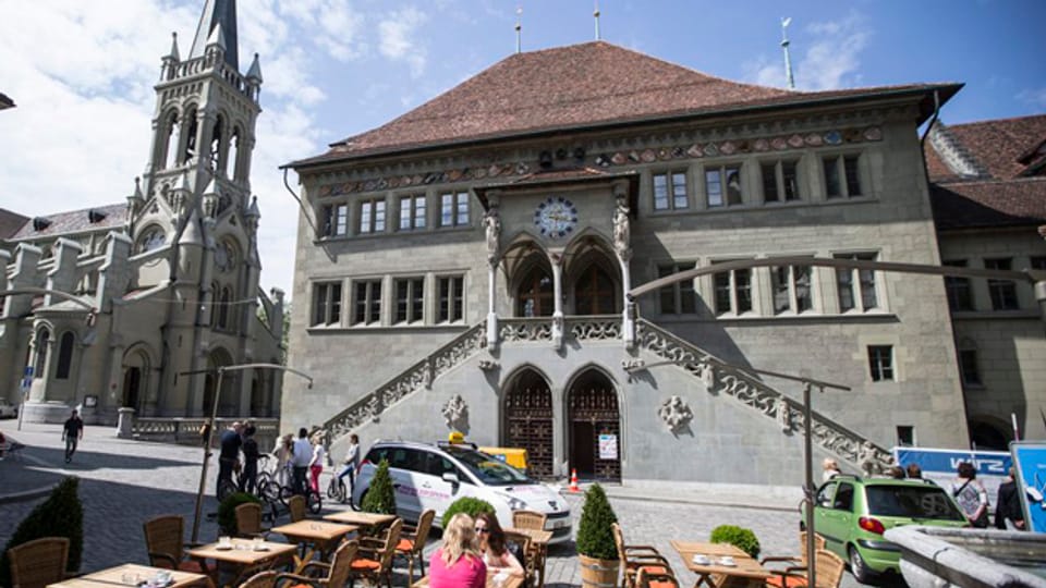 Die Berner Regierung will die finanzielle Schieflage bekämpfen: Blick auf das Rathaus.