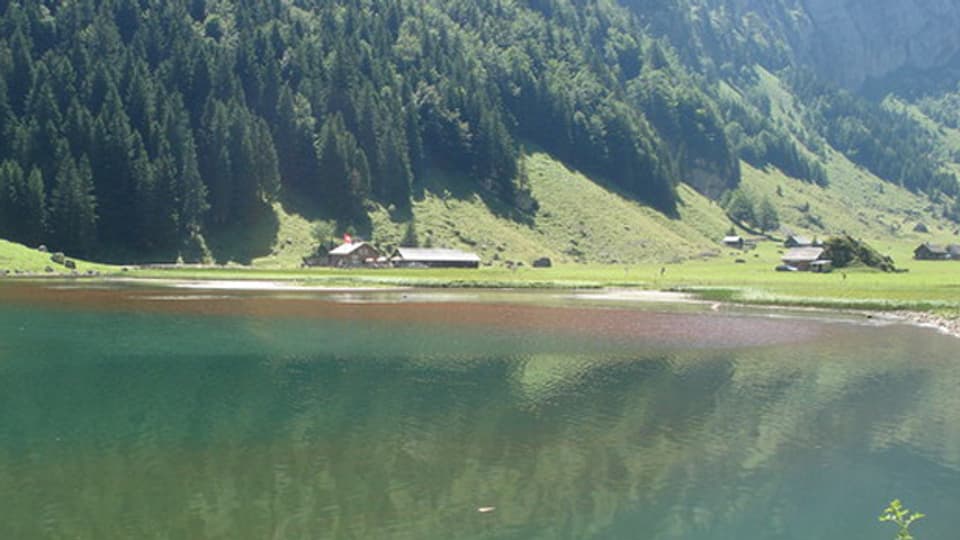 Nach dem Seealpsee verfärben sich nun erstmals weitere Seen im Alpsteingebiet rot