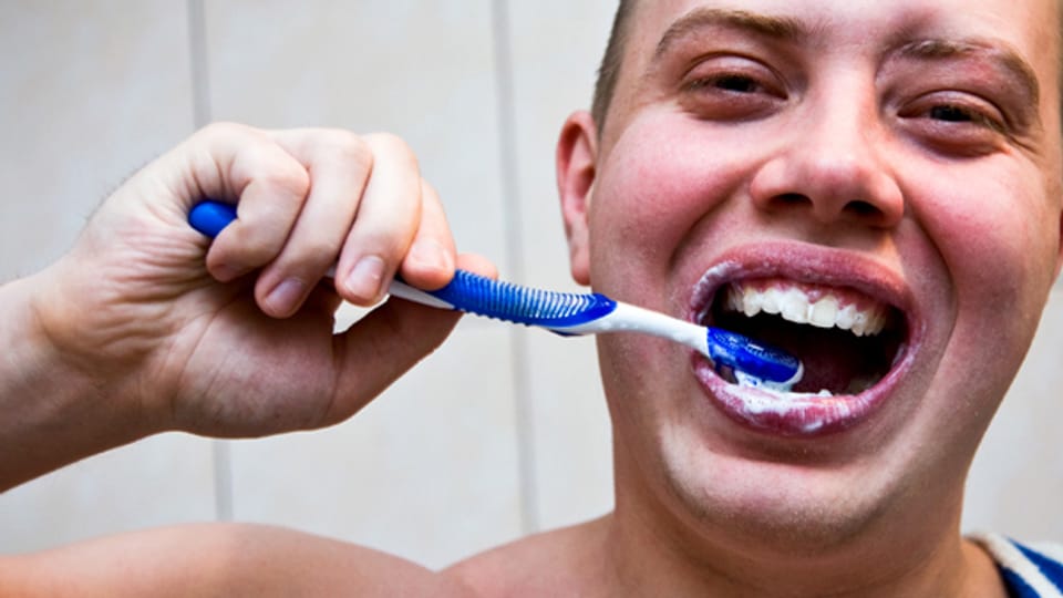 Der Mann gibt seine Zahnbürste eher weiter - die Frau nicht
