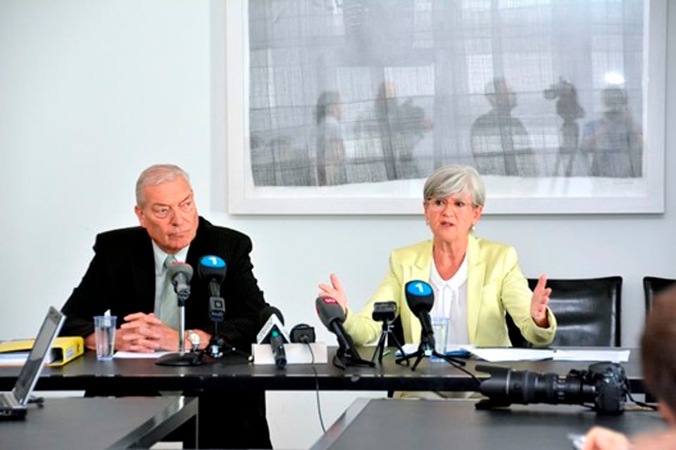 Regierungsrätin Yvonne Schärli und Jürg Sollberger vor den Medien.